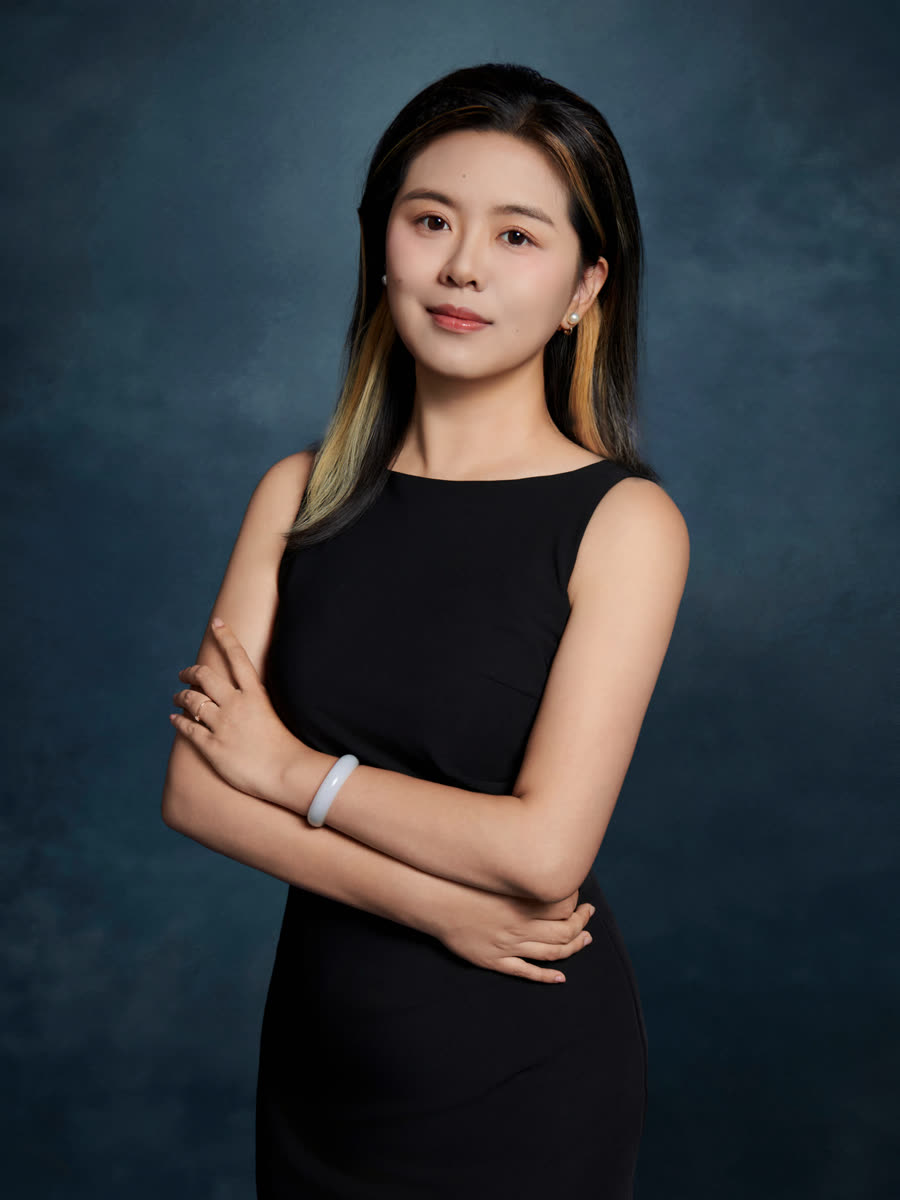 Monica 影棚照，黑色连衣裙，深蓝灰背景