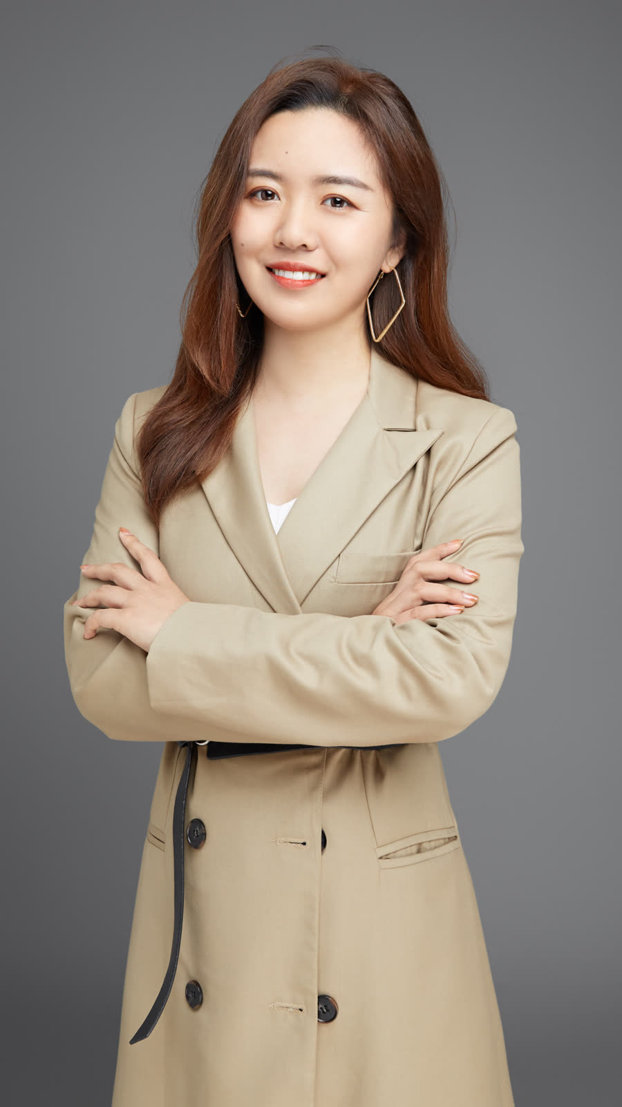 Monica 影棚职业照，卡其风衣，双手交叠微笑